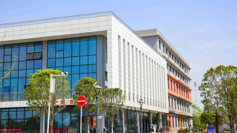 针对功放三极管发热问题，可以从以下几个方面进行解决：